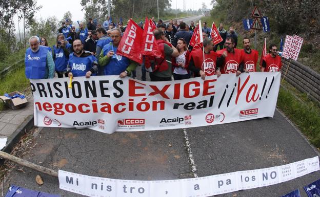 Corte de los accesos al centro penitenciario de Asturias. 