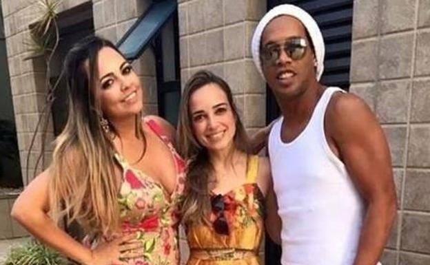 Ronaldinho junto a sus dos novias, Priscilla, a la izquierda, y Beatriz, junto al exfutbolista. 