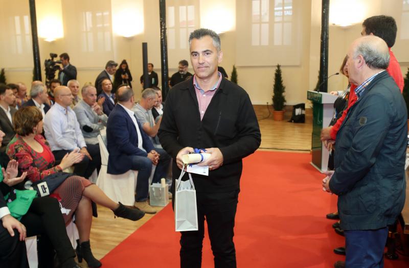 El alcalde de Oviedo, Wenceslao López, ha presidido el homenaje a los 58 funcionarios que este año se jubilan o cumplen 25 y 40 años de servicio en la administración local. El acto coincide con la festividad de Santa Rita, patrona de los empleados públicos.