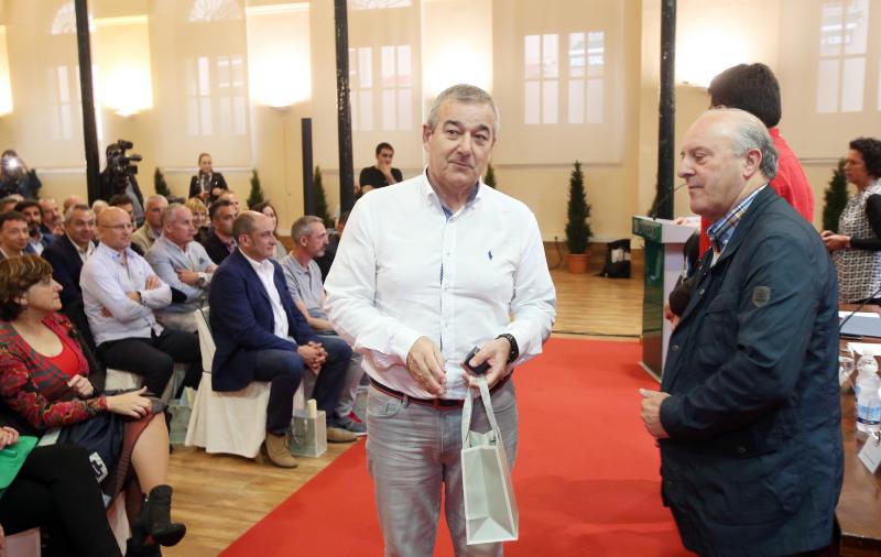 El alcalde de Oviedo, Wenceslao López, ha presidido el homenaje a los 58 funcionarios que este año se jubilan o cumplen 25 y 40 años de servicio en la administración local. El acto coincide con la festividad de Santa Rita, patrona de los empleados públicos.