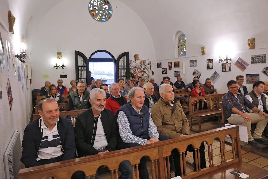 Un emotivo recuerdo a 'El Brujo' llenó de rojo y blanco la ermita gijonesa. 