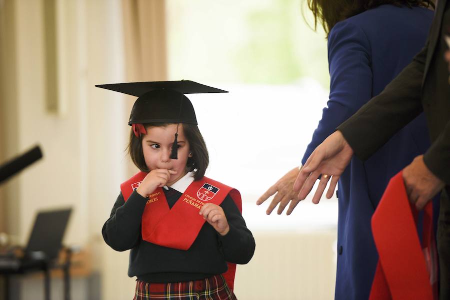 Los estudiantes más pequeños del colegio sierense han recibido este viernes sus bandas de graduados. 