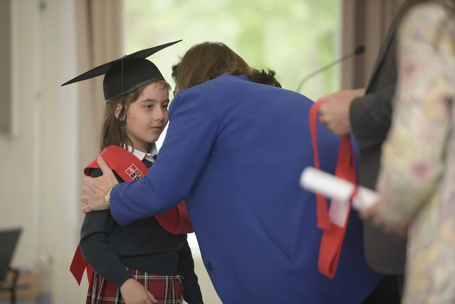 Los estudiantes más pequeños del colegio sierense han recibido este viernes sus bandas de graduados. 