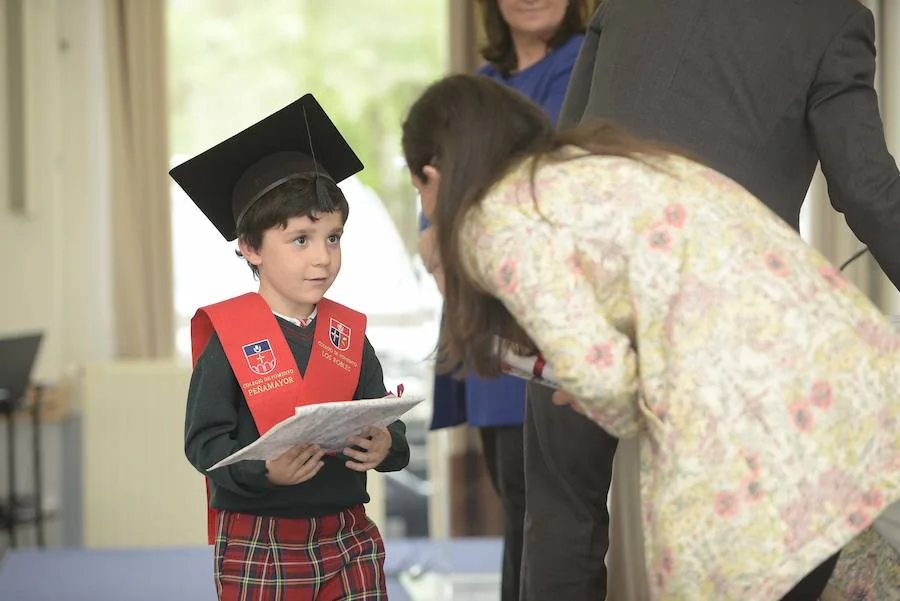 Los estudiantes más pequeños del colegio sierense han recibido este viernes sus bandas de graduados. 