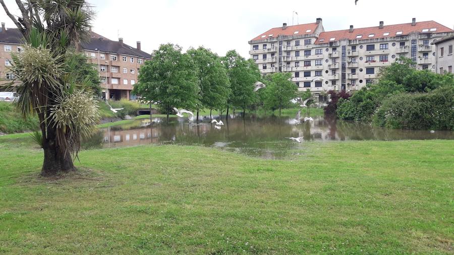 El Valle de Fontaciera, inundado por el desbordamiento del río Pinzales