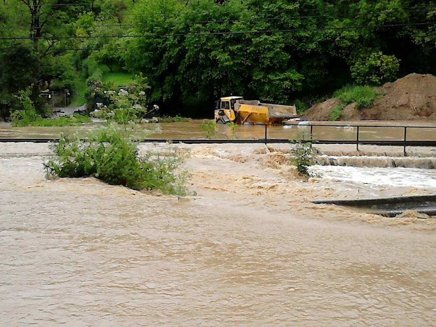 El Valle de Fontaciera, inundado por el desbordamiento del río Pinzales