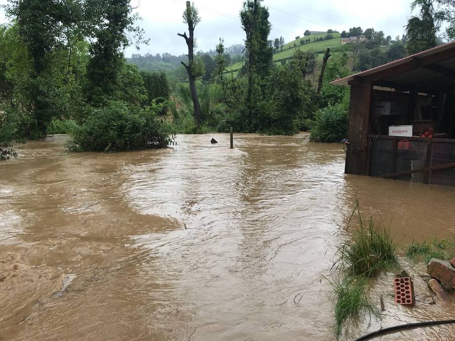 El Valle de Fontaciera, inundado por el desbordamiento del río Pinzales