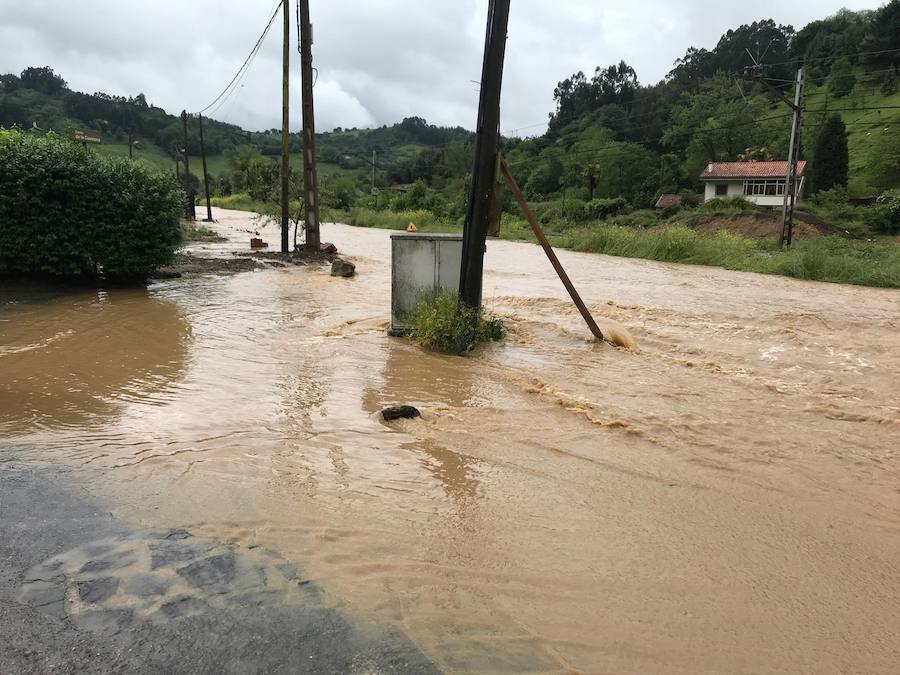 El Valle de Fontaciera, inundado por el desbordamiento del río Pinzales