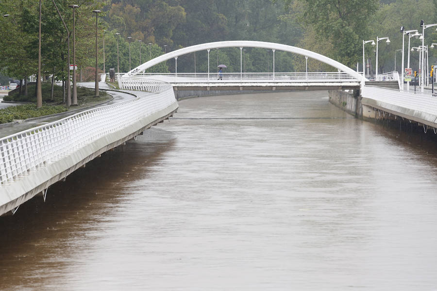 Las intensas lluvias han provocado inundaciones y argayos en varios puntos del centro de Asturias, sobre todo, en los concejos de Gijón y Villaviciosa. No obstante, en concejos como Langreo o Degaña también se han registrado desperfectos.