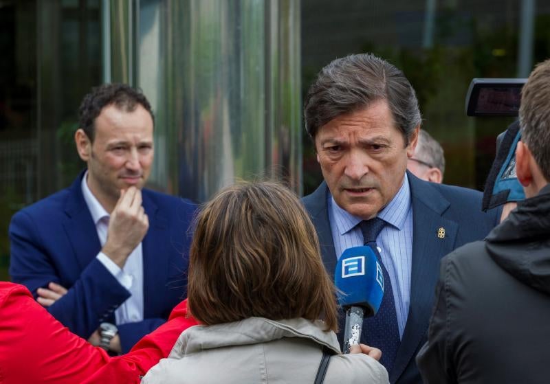 El presidente del Principado, Javier Fernández, el consejero de Presidencia, Guillermo Martínez, y el consejero de Sanidad, Francisco del Busto, han arropado a la familia del exconsejero de Sanidad Rafel Sariego, que ha fallecido a causa de un cáncer.