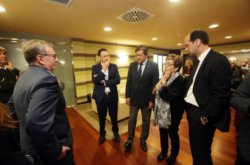 El presidente del Principado, Javier Fernández, el consejero de Presidencia, Guillermo Martínez, y el consejero de Sanidad, Francisco del Busto, han arropado a la familia del exconsejero de Sanidad Rafel Sariego, que ha fallecido a causa de un cáncer.