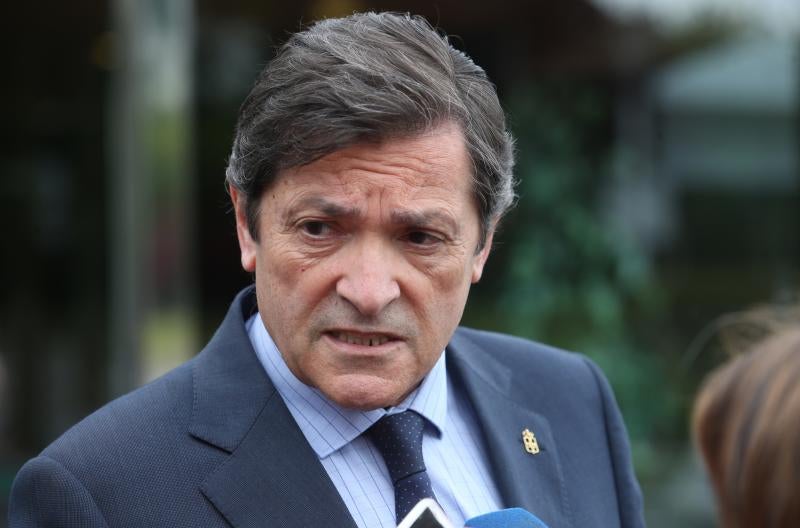 El presidente del Principado, Javier Fernández, el consejero de Presidencia, Guillermo Martínez, y el consejero de Sanidad, Francisco del Busto, han arropado a la familia del exconsejero de Sanidad Rafel Sariego, que ha fallecido a causa de un cáncer.