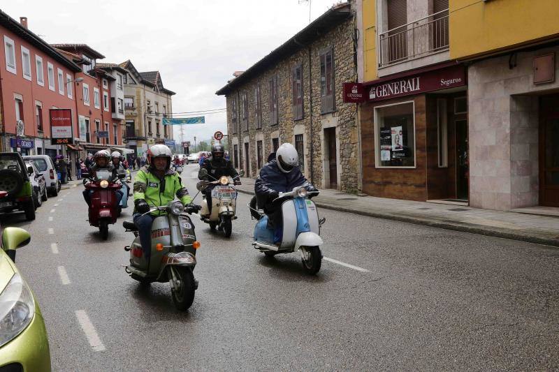 Decenas de vespas y lambrettas han participado en la X Subida a El Fitu, un recorrido de noventa kilómetros por carreteras secundarias que ha llenado de color la comarca oriental.