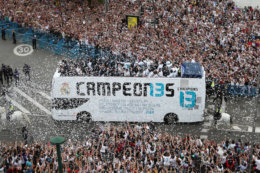 La comitiva blanca, con Florentino Pérez al frente, paseó la 'decimotercera' por las calles de la capital y festejó el título con los miles de aficionados que se reunieron en la fuente de Cibeles 