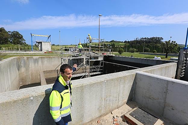 Conexión con el emisario. Alberto Villa, responsable de explotación de Cadasa, muestra las obras de colocación de compuertas en la zona de confluencia del colector industrial, la planta depuradora y el primer tramo del emisario submarino que lleva las aguas residuales mar adentro.