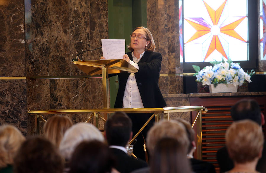 La capilla del tanatorio de Los Arenales se ha quedado pequeña para acoger al grn número de personas que ha querido dar su último adiós a Rafa Sariego, el consejero de Sanidad que impulsó la construcción del actual Hospital Central de Asturias. Personalidades de la política, la economía y la cultura de Asturias han arropado a su familia en estos difíciles momentos.