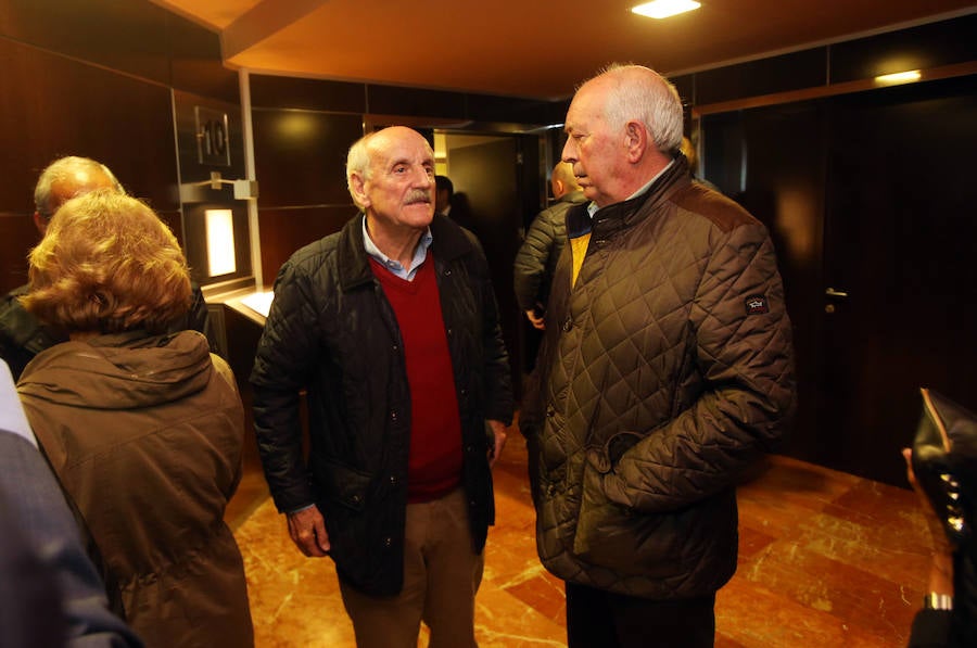 La capilla del tanatorio de Los Arenales se ha quedado pequeña para acoger al grn número de personas que ha querido dar su último adiós a Rafa Sariego, el consejero de Sanidad que impulsó la construcción del actual Hospital Central de Asturias. Personalidades de la política, la economía y la cultura de Asturias han arropado a su familia en estos difíciles momentos.