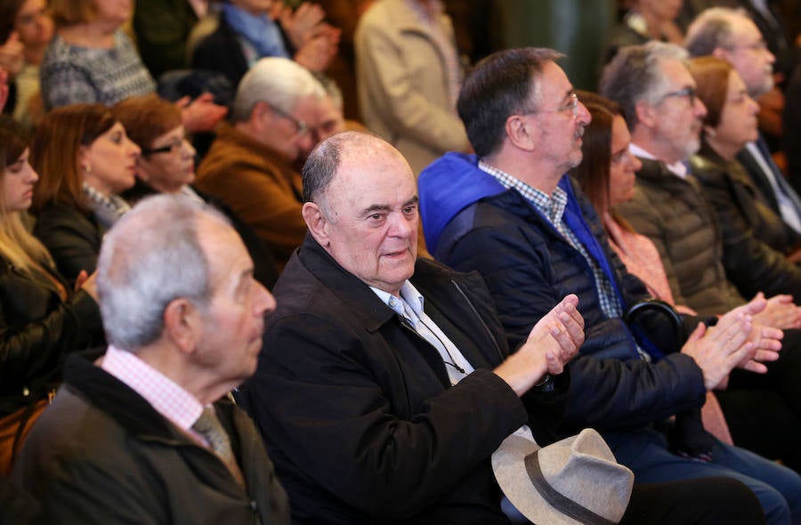 La capilla del tanatorio de Los Arenales se ha quedado pequeña para acoger al grn número de personas que ha querido dar su último adiós a Rafa Sariego, el consejero de Sanidad que impulsó la construcción del actual Hospital Central de Asturias. Personalidades de la política, la economía y la cultura de Asturias han arropado a su familia en estos difíciles momentos.