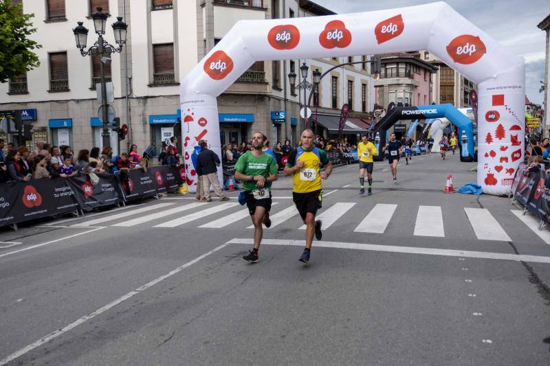 El leonés Sergio Sánchez pulveriza el récord de la media de Cangas de Onís, en el que la gallega Paula Mayobre también superó la mejor marca que ella misma ostentaba.