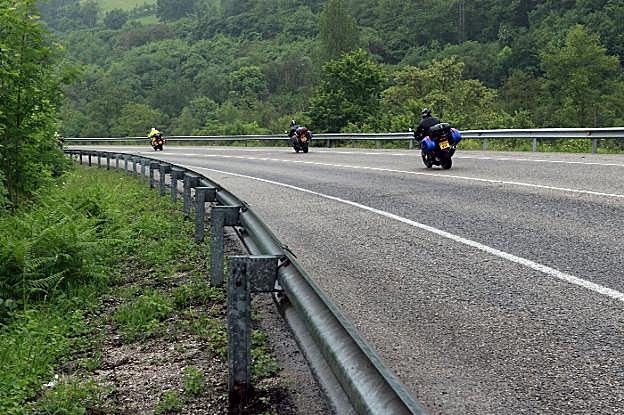 Tres motociclistas circulan por la zona donde se produjo el fatal accidente en el corredor del Nalón, la AS-117. 