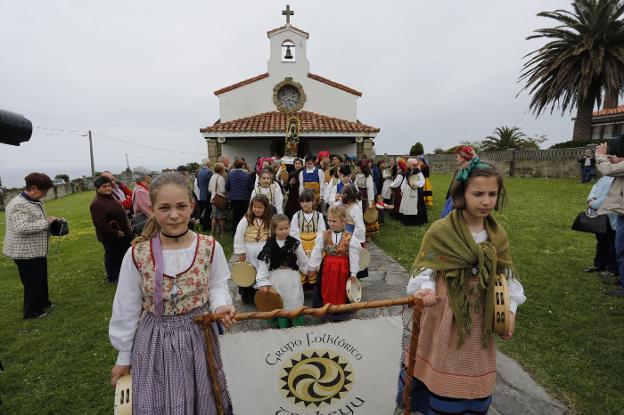 La procesión de la Virgen sale de la ermita de la Providencia. 