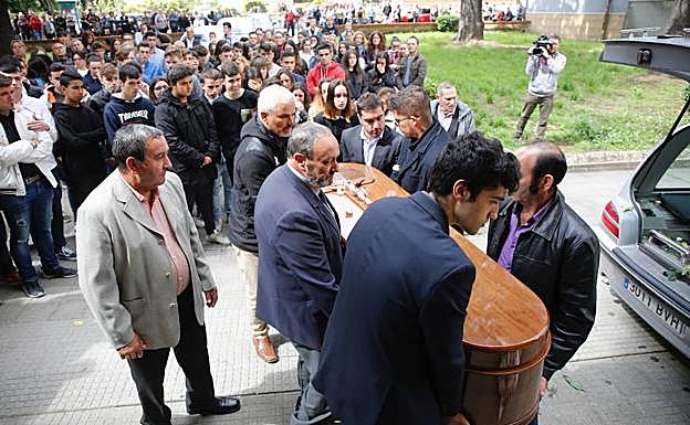 Momento en el que el féretro con los restos de la joven entran en la iglesia de Laviana.