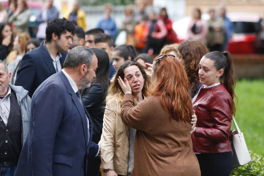 Numerosas personas quisieron arropar a sus padres, hermanos y demás familia en la despedida a la chica de 17 años.