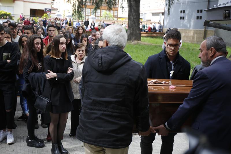 Numerosas personas quisieron arropar a sus padres, hermanos y demás familia en la despedida a la chica de 17 años.