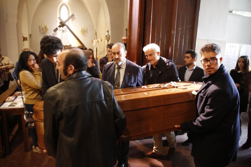 Numerosas personas quisieron arropar a sus padres, hermanos y demás familia en la despedida a la chica de 17 años.