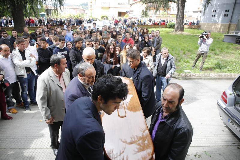 Numerosas personas quisieron arropar a sus padres, hermanos y demás familia en la despedida a la chica de 17 años.