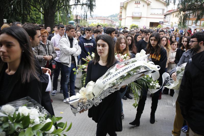 Numerosas personas quisieron arropar a sus padres, hermanos y demás familia en la despedida a la chica de 17 años.