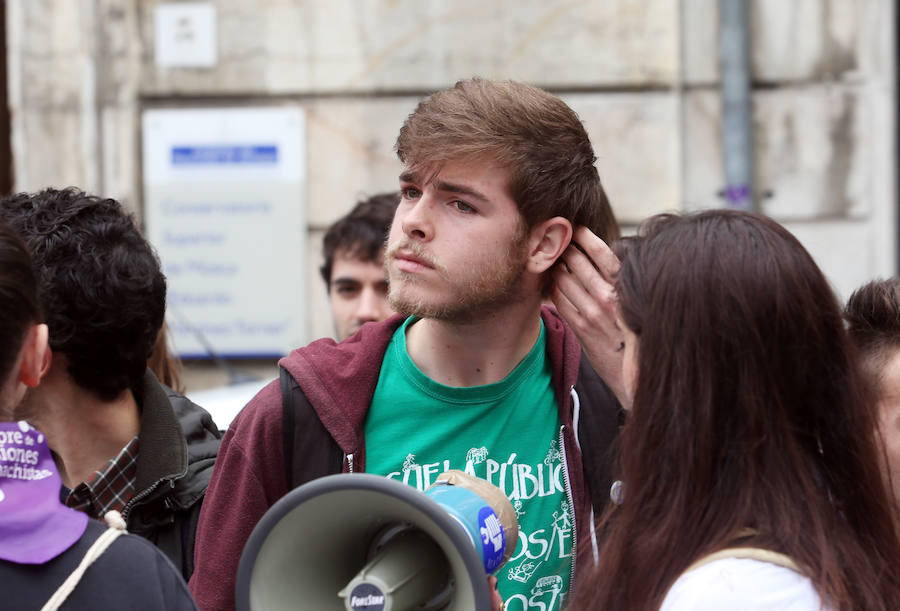 Medio centenar de estudiantes del Conservatorio de Oviedo han salido a la calle para pedir una «educación de calidad» y denunciar casos de acoso psicológico por parte de varios profesores. 