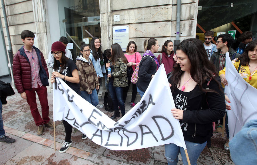 Medio centenar de estudiantes del Conservatorio de Oviedo han salido a la calle para pedir una «educación de calidad» y denunciar casos de acoso psicológico por parte de varios profesores. 