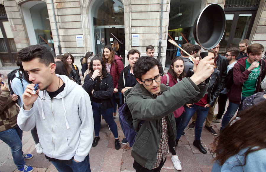 Medio centenar de estudiantes del Conservatorio de Oviedo han salido a la calle para pedir una «educación de calidad» y denunciar casos de acoso psicológico por parte de varios profesores. 