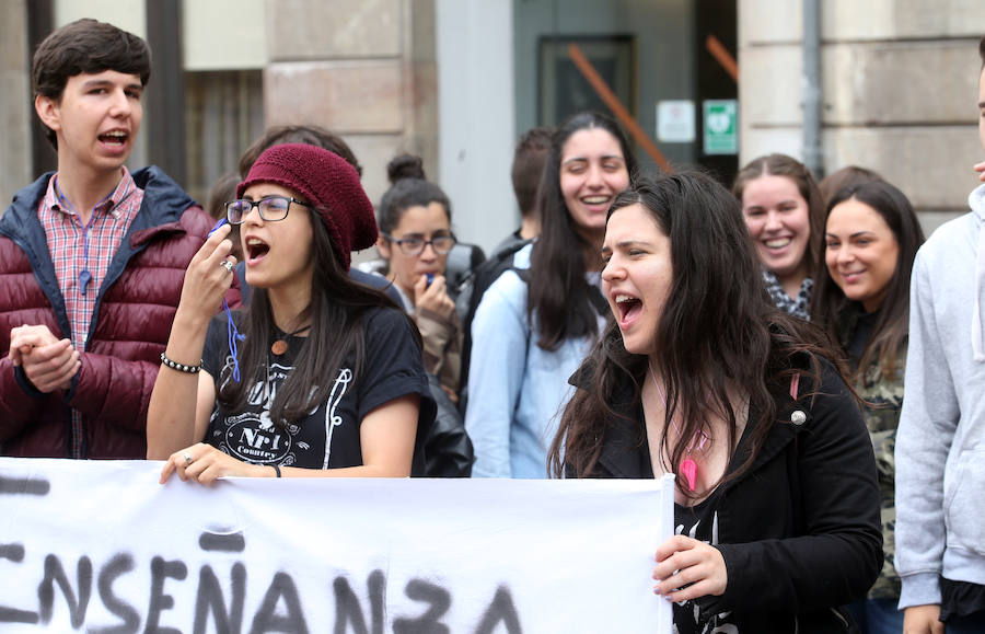 Medio centenar de estudiantes del Conservatorio de Oviedo han salido a la calle para pedir una «educación de calidad» y denunciar casos de acoso psicológico por parte de varios profesores. 