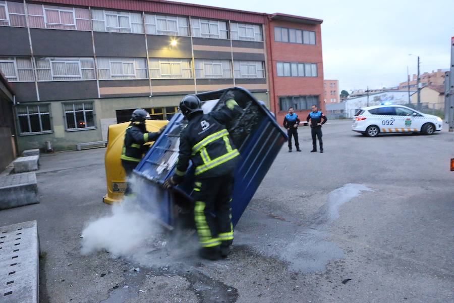 Los adolescentes prendieron fuego a un contenedor de reciclaje de papel e hicieron una hoguera en el patio