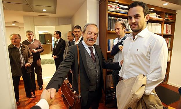 El alcalde saluda a su llegada al Colegio de Ingenieros de Caminos. 