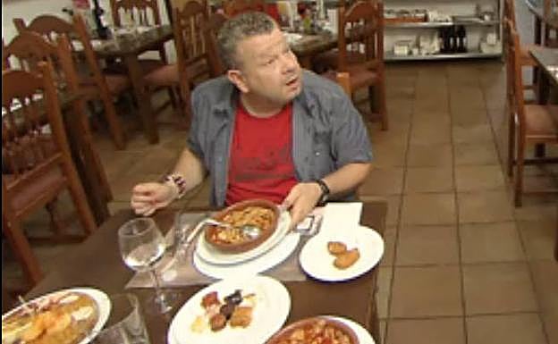 Alberto Chicote prueba la fabada en el restaurante asturiano A Cañada de Madrid
