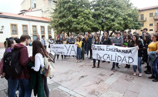 Concentración de los estudiantes del Conservatorio en la Corrada del Obispo. 