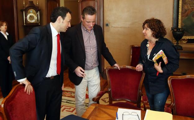 Los socialistas Guillermo Martínez, Marcelino Marcos y Carmen Eva Pérez, ayer, en la Junta.