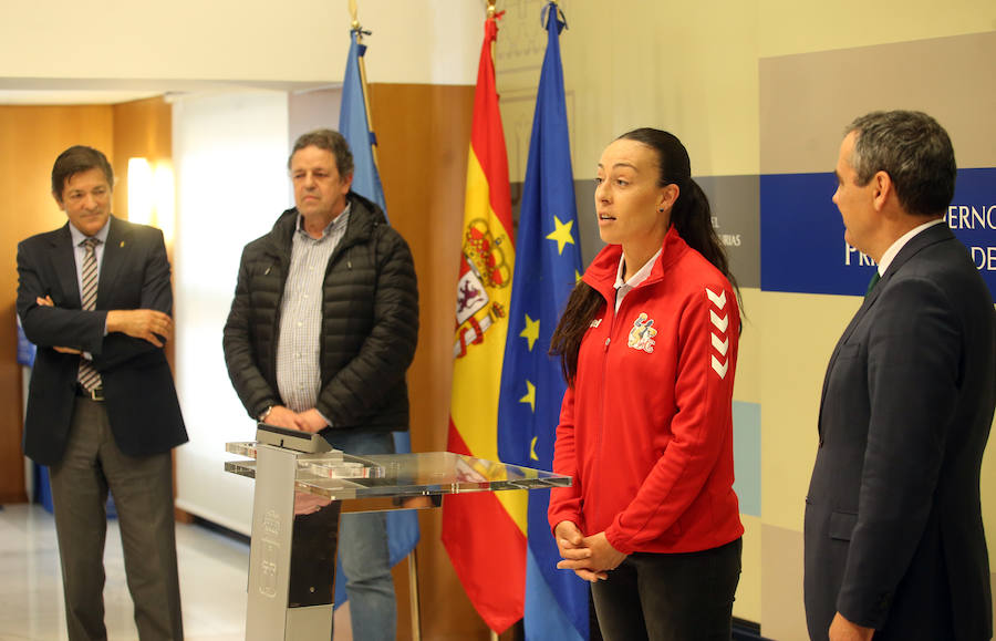El presidente del Principado, Javier Fernández, ha ofrecido una recepción a las jugadoras, directivos y cuerpo técnico del Club Balonmano Mavi Nuevas Tecnologías La Calzada, campeón de la XXXIX Copa de la Reina de balonmano femenino