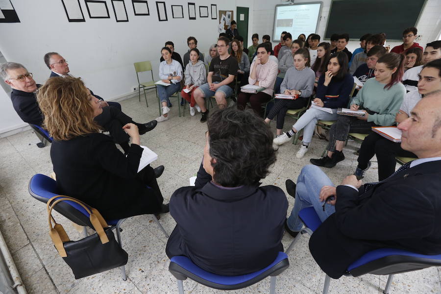 El presidente del Tribunal Superior de Justicia de Asturias, Ignacio Vidau, y la Fiscal Superior del Principado, Esther Fernández, han participado en el X Foro Comunicación y Escuela, organizado por el Instituto Elisa y Luis Villamil de Vegadeo