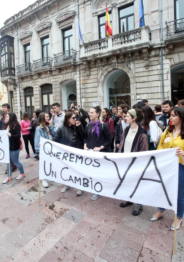 Estudiantes durante la protesta ante el Conservatorio este lunes. 