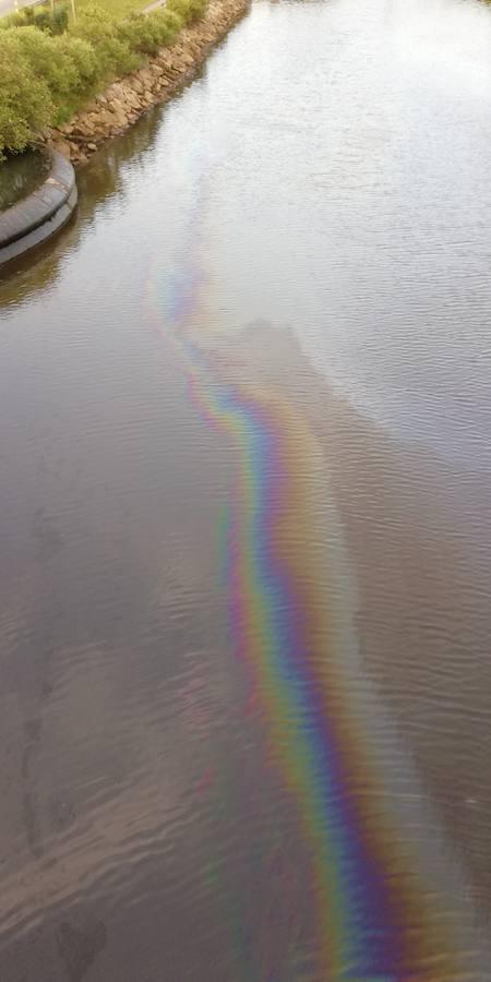 Los ecologistas denuncian un nuevo vertido ayer en la ría, que todavía es visible hoy.