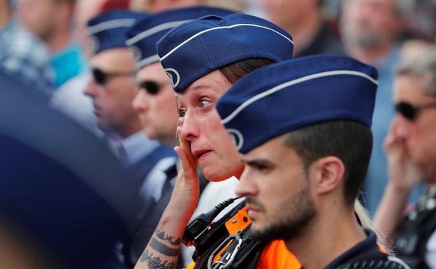 Una policía llora durante el minuto de silencio que ayer dedicaron en Lieja a las víctimas del atentado del martes, dos de ellas agentes. 