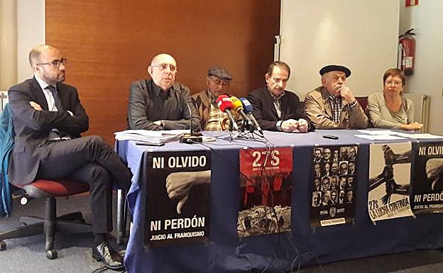 El ex secretario general del PCE y fundador de IU, Gerardo Iglesias (tercero por la derecha), junto con Vicente Gutiérrez Solis (segundo por la derecha) y Fausto Sánchez García (tercero por la izquierda). 