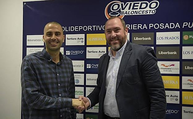 Javi Rodríguez cumple un sueño en el banquillo del Oviedo Baloncesto