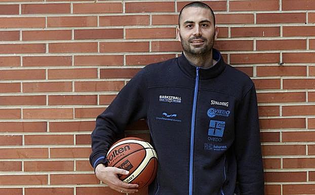 Javi Rodríguez coge las riendas del banquillo del Oviedo Baloncesto