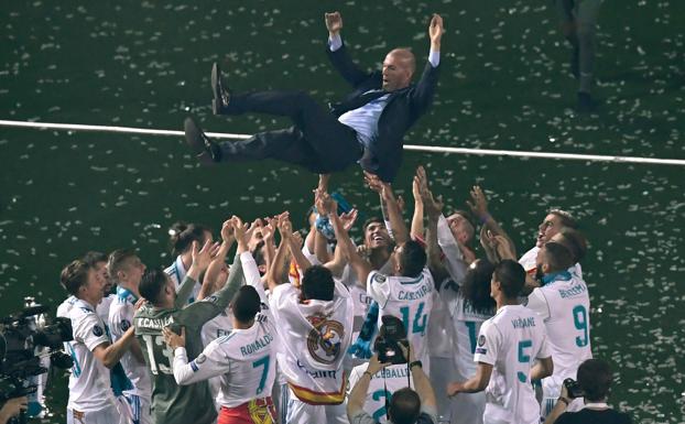 La plantilla del Real Madrid mantea a Zidane en la celebración de la 'decimotercera'.