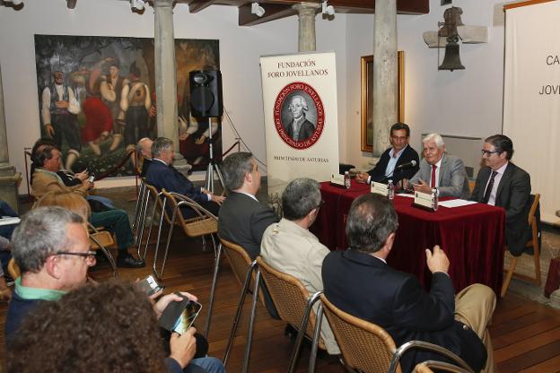 Fernando Fernández-Guerra, Ignacio García-Arango (presidente del Foro Jovellanos) y Rafael Antuña, poco antes de la conferencia de ayer en el Museo Casa Natal del ilustrado. 